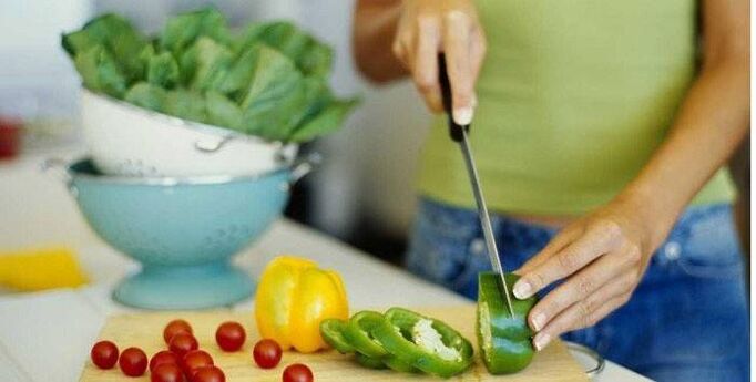 Kuhanje salate od povrća za večeru prema načelima pravilne prehrane za vitku figuru